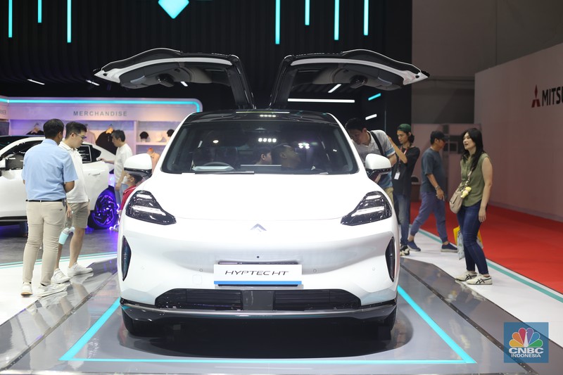 Sejumlah pengunjung menghadiri Indonesia International Motor Show (IIMS) 2025 di JIExpo, Jakarta Pusat, Sabtu (15/2/2025). (CNBC Indonesia/Tias Budiarto)