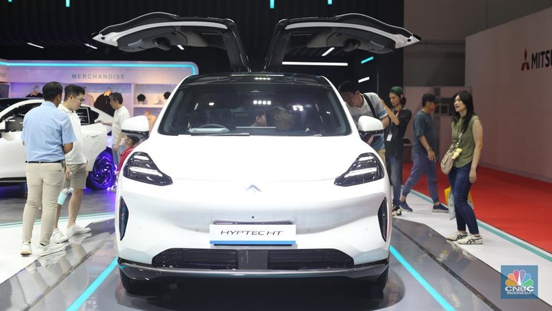 Sejumlah pengunjung menghadiri Indonesia International Motor Show (IIMS) 2025 di JIExpo, Jakarta Pusat, Sabtu (15/2/2025). (CNBC Indonesia/Tias Budiarto)