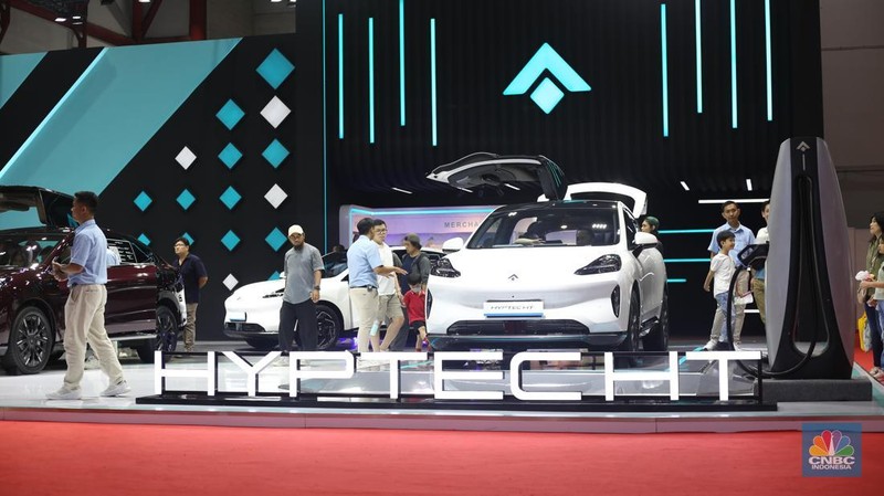 Sejumlah pengunjung menghadiri Indonesia International Motor Show (IIMS) 2025 di JIExpo, Jakarta Pusat, Sabtu (15/2/2025). (CNBC Indonesia/Tias Budiarto)