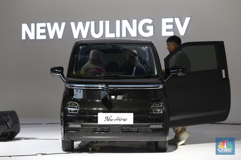 Sejumlah pengunjung menghadiri Indonesia International Motor Show (IIMS) 2025 di JIExpo, Jakarta Pusat, Sabtu (15/2/2025). (CNBC Indonesia/Tias Budiarto)