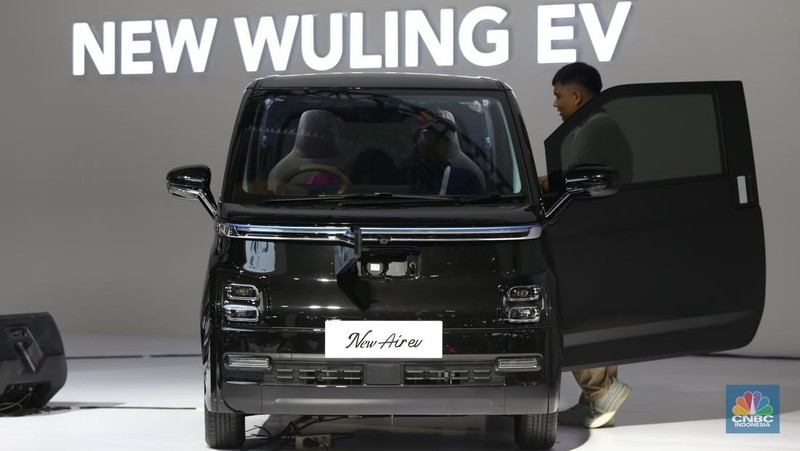 Sejumlah pengunjung menghadiri Indonesia International Motor Show (IIMS) 2025 di JIExpo, Jakarta Pusat, Sabtu (15/2/2025). (CNBC Indonesia/Tias Budiarto)