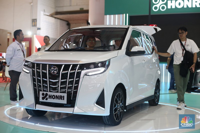 Sejumlah pengunjung menghadiri Indonesia International Motor Show (IIMS) 2025 di JIExpo, Jakarta Pusat, Sabtu (15/2/2025). (CNBC Indonesia/Tias Budiarto)