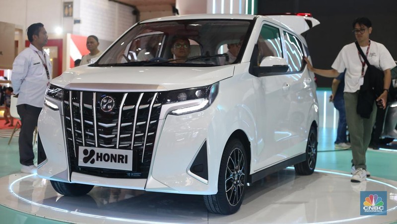 Sejumlah pengunjung menghadiri Indonesia International Motor Show (IIMS) 2025 di JIExpo, Jakarta Pusat, Sabtu (15/2/2025). (CNBC Indonesia/Tias Budiarto)