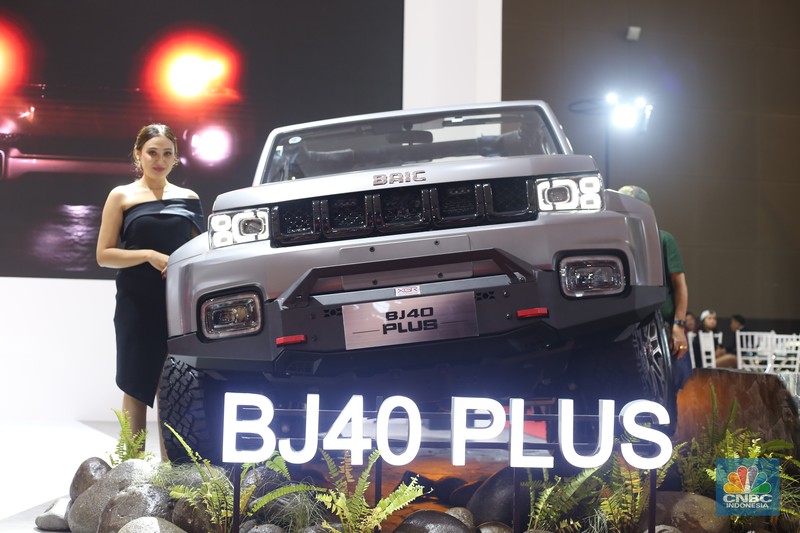 Sejumlah pengunjung menghadiri Indonesia International Motor Show (IIMS) 2025 di JIExpo, Jakarta Pusat, Sabtu (15/2/2025). (CNBC Indonesia/Tias Budiarto)