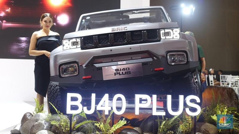 Sejumlah pengunjung menghadiri Indonesia International Motor Show (IIMS) 2025 di JIExpo, Jakarta Pusat, Sabtu (15/2/2025). (CNBC Indonesia/Tias Budiarto)