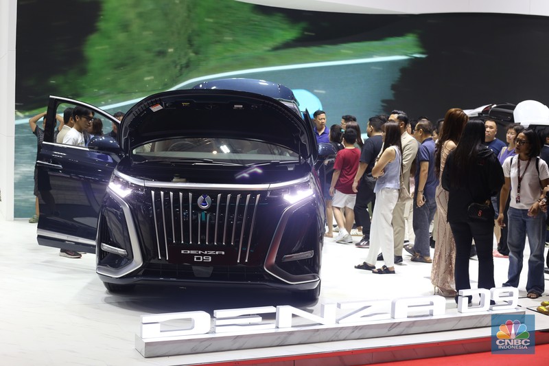 Sejumlah pengunjung menghadiri Indonesia International Motor Show (IIMS) 2025 di JIExpo, Jakarta Pusat, Sabtu (15/2/2025). (CNBC Indonesia/Tias Budiarto)
