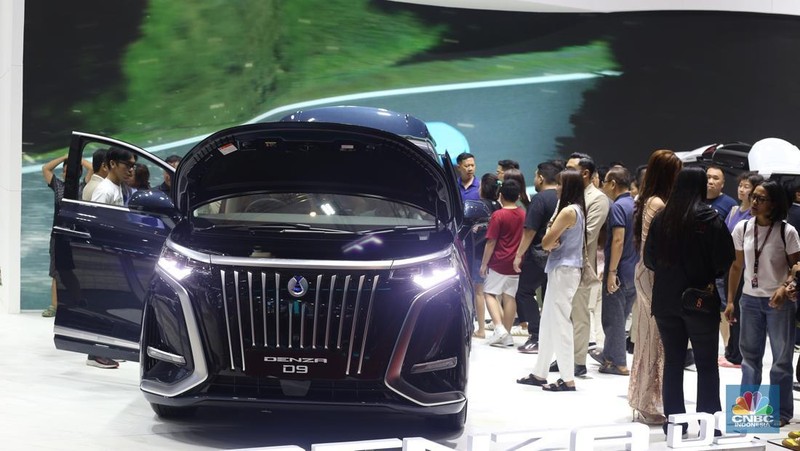 Sejumlah pengunjung menghadiri Indonesia International Motor Show (IIMS) 2025 di JIExpo, Jakarta Pusat, Sabtu (15/2/2025). (CNBC Indonesia/Tias Budiarto)