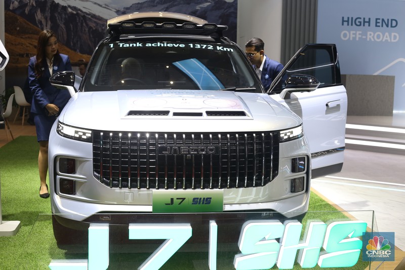 Sejumlah pengunjung menghadiri Indonesia International Motor Show (IIMS) 2025 di JIExpo, Jakarta Pusat, Sabtu (15/2/2025). (CNBC Indonesia/Tias Budiarto)