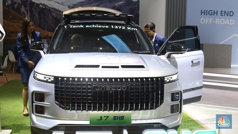 Sejumlah pengunjung menghadiri Indonesia International Motor Show (IIMS) 2025 di JIExpo, Jakarta Pusat, Sabtu (15/2/2025). (CNBC Indonesia/Tias Budiarto)