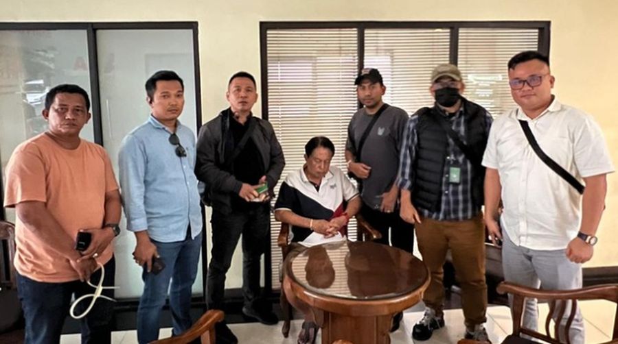 Terpidana kasus kredit macet, Nader Thaher (tengah) ditangkap Kejagung. (Dok. ist)
