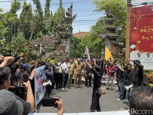 Mahasiswa Bali Geruduk DPRD, Protes Efisiensi Anggaran Prabowo