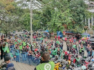 Tuntut Hapus Sistem Aceng-Slot, Ratusan Ojol Demo di Sukabumi