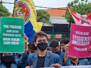 Ribuan Mahasiswa Surabaya Geruduk DPRD Jatim Tolak Efisiensi Pendidikan