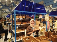 Peserta BRI UMKM EXPO(RT) Olah Limbah Jati Jadi Produk Multifungsi