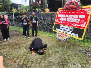 Praperadilan Hasto Tak Diterima, Eks Kader PDIP Sujud Syukur di KPK