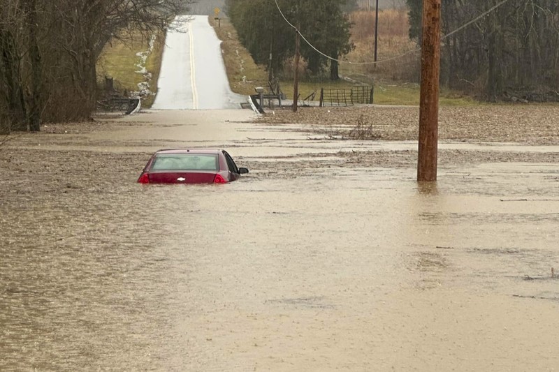 Sungai Barren yang menjulang tinggi mengalir melalui Bowling Green, Ky., Minggu, 16 Februari 2025, setelah hujan lebat yang dimulai Sabtu pagi membawa hampir lima inci hujan dan salju ke Warren County. (Jack Dobbs/Daily News via AP)