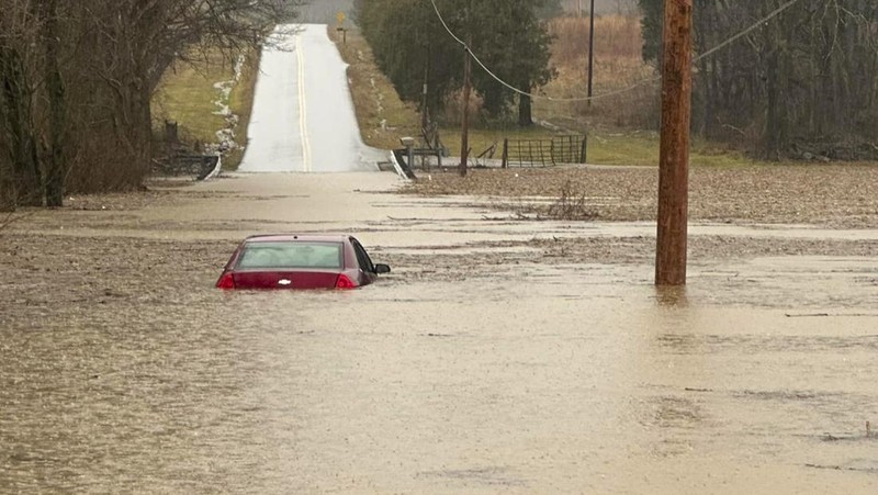 Sungai Barren yang menjulang tinggi mengalir melalui Bowling Green, Ky., Minggu, 16 Februari 2025, setelah hujan lebat yang dimulai Sabtu pagi membawa hampir lima inci hujan dan salju ke Warren County. (Jack Dobbs/Daily News via AP)