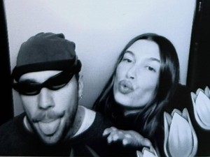 Justin Bieber dan Hailey Kompak Tutup Mulut Haters dengan Jari Tengah
