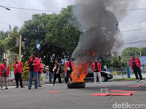 Tolak Efisiensi Anggaran Prabowo-Gibran, Mahasiswa Banyuwangi Bakar Ban