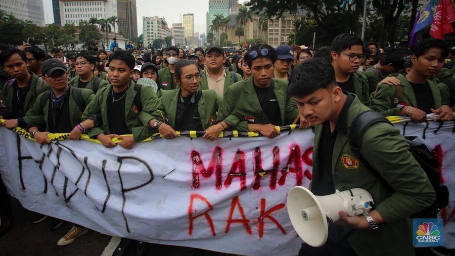 Mahasiswa melakukan aksi unjuk rasa di kawasan Patung Kuda, Monas, Jakarta, Senin (17/2/2024). Aksi demonstrasi bertajuk 'Indonesia Gelap' itu diikuti mahasiswa dari berbagai Universitas yang menyuarakan beberapa tuntutan, salah satunya kebijakan efisiensi anggaran. (CNBC Indonesia/Faisal Rahman)