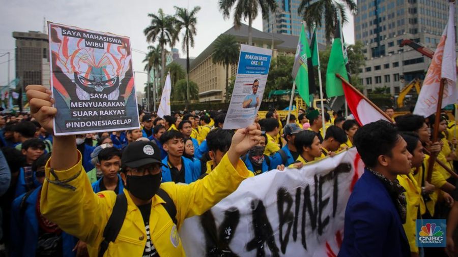 Mahasiswa melakukan aksi unjuk rasa di kawasan Patung Kuda, Monas, Jakarta, Senin (17/2/2024). Aksi demonstrasi bertajuk 'Indonesia Gelap' itu diikuti mahasiswa dari berbagai Universitas yang menyuarakan beberapa tuntutan, salah satunya kebijakan efisiensi anggaran. (CNBC Indonesia/Faisal Rahman)
