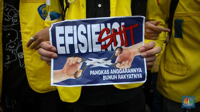 Mahasiswa melakukan aksi unjuk rasa di kawasan Patung Kuda, Monas, Jakarta, Senin (17/2/2024). Aksi demonstrasi bertajuk 'Indonesia Gelap' itu diikuti mahasiswa dari berbagai Universitas yang menyuarakan beberapa tuntutan, salah satunya kebijakan efisiensi anggaran. (CNBC Indonesia/Faisal Rahman) Mahasiswa melakukan aksi unjuk rasa di kawasan Patung Kuda, Monas, Jakarta, Senin (17/2/2024). Aksi demonstrasi bertajuk 'Indonesia Gelap' itu diikuti mahasiswa dari berbagai Universitas yang menyuarakan beberapa tuntutan, salah satunya kebijakan efisiensi anggaran. (CNBC Indonesia/Faisal Rahman)