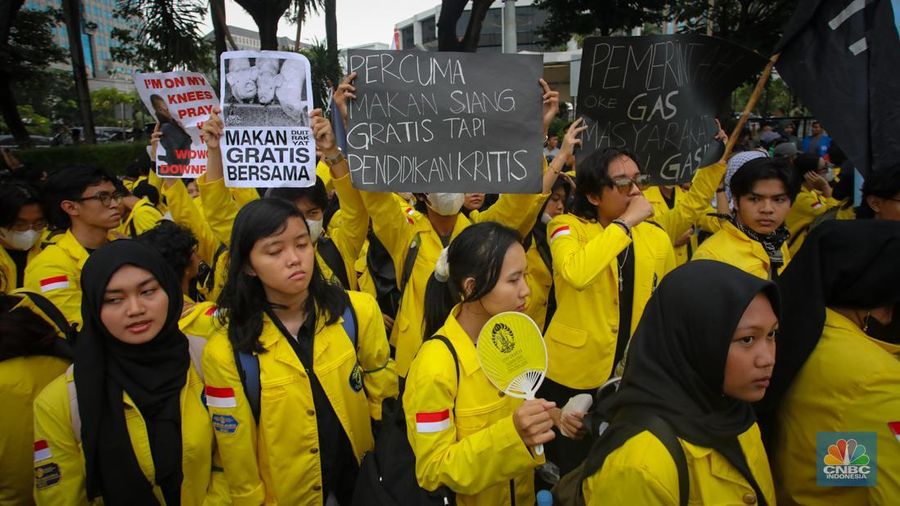 Mahasiswa melakukan aksi unjuk rasa di kawasan Patung Kuda, Monas, Jakarta, Senin (17/2/2024). Aksi demonstrasi bertajuk 'Indonesia Gelap' itu diikuti mahasiswa dari berbagai Universitas yang menyuarakan beberapa tuntutan, salah satunya kebijakan efisiensi anggaran. (CNBC Indonesia/Faisal Rahman)