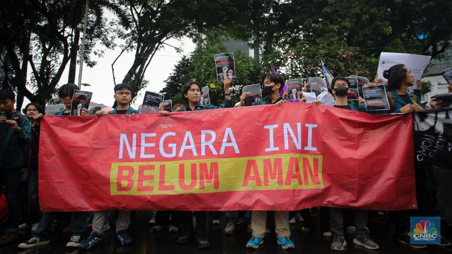 Mahasiswa melakukan aksi unjuk rasa di kawasan Patung Kuda, Monas, Jakarta, Senin (17/2/2024). Aksi demonstrasi bertajuk 'Indonesia Gelap' itu diikuti mahasiswa dari berbagai Universitas yang menyuarakan beberapa tuntutan, salah satunya kebijakan efisiensi anggaran. (CNBC Indonesia/Faisal Rahman)