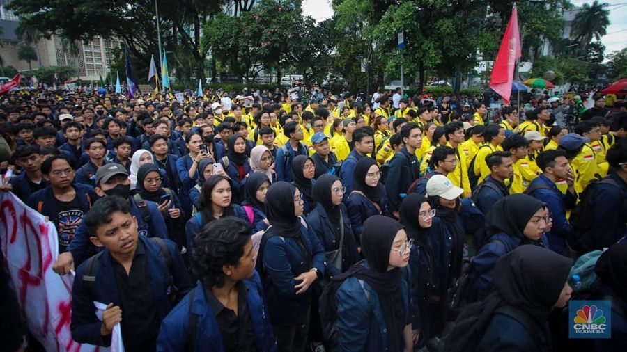 Mahasiswa melakukan aksi unjuk rasa di kawasan Patung Kuda, Monas, Jakarta, Senin (17/2/2024). Aksi demonstrasi bertajuk 'Indonesia Gelap' itu diikuti mahasiswa dari berbagai Universitas yang menyuarakan beberapa tuntutan, salah satunya kebijakan efisiensi anggaran. (CNBC Indonesia/Faisal Rahman)