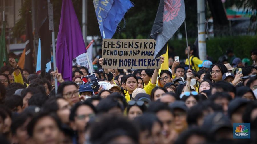 Mahasiswa melakukan aksi unjuk rasa di kawasan Patung Kuda, Monas, Jakarta, Senin (17/2/2024). Aksi demonstrasi bertajuk 'Indonesia Gelap' itu diikuti mahasiswa dari berbagai Universitas yang menyuarakan beberapa tuntutan, salah satunya kebijakan efisiensi anggaran. (CNBC Indonesia/Faisal Rahman)