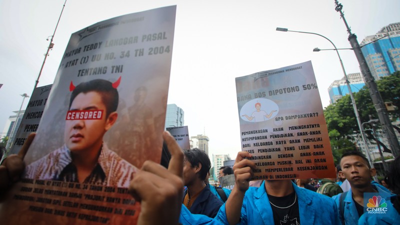 Mahasiswa melakukan aksi unjuk rasa di kawasan Patung Kuda, Monas, Jakarta, Senin (17/2/2024). Aksi demonstrasi bertajuk 'Indonesia Gelap' itu diikuti mahasiswa dari berbagai Universitas yang menyuarakan beberapa tuntutan, salah satunya kebijakan efisiensi anggaran. (CNBC Indonesia/Faisal Rahman) Mahasiswa melakukan aksi unjuk rasa di kawasan Patung Kuda, Monas, Jakarta, Senin (17/2/2024). Aksi demonstrasi bertajuk 'Indonesia Gelap' itu diikuti mahasiswa dari berbagai Universitas yang menyuarakan beberapa tuntutan, salah satunya kebijakan efisiensi anggaran. (CNBC Indonesia/Faisal Rahman)