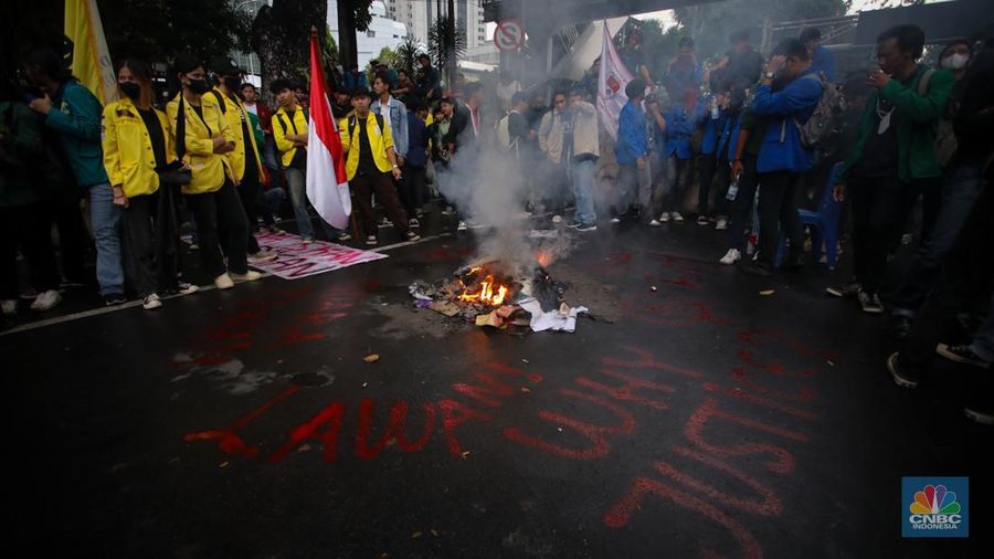 Mahasiswa membakar ban saat aksi unjuk rasa di kawasan Patung Kuda, Monas, Jakarta, Senin (17/2/2024). Demo mahasiswa bertajuk 'Indonesia Gelap' diwarnai aksi bakar ban hingga spanduk. Lautan mahasiswa demonstran Indonesia Gelap itu tertahan di Patung Kuda. (CNBC Indonesia/Faisal Rahman)