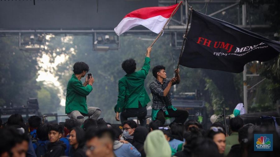 Mahasiswa membakar ban saat aksi unjuk rasa di kawasan Patung Kuda, Monas, Jakarta, Senin (17/2/2024). Demo mahasiswa bertajuk 'Indonesia Gelap' diwarnai aksi bakar ban hingga spanduk. Lautan mahasiswa demonstran Indonesia Gelap itu tertahan di Patung Kuda. (CNBC Indonesia/Faisal Rahman)