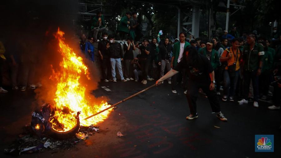 Mahasiswa membakar ban saat aksi unjuk rasa di kawasan Patung Kuda, Monas, Jakarta, Senin (17/2/2024). Demo mahasiswa bertajuk 'Indonesia Gelap' diwarnai aksi bakar ban hingga spanduk. Lautan mahasiswa demonstran Indonesia Gelap itu tertahan di Patung Kuda. (CNBC Indonesia/Faisal Rahman)