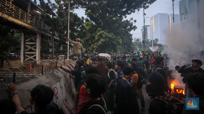 Mahasiswa membakar ban saat aksi unjuk rasa di kawasan Patung Kuda, Monas, Jakarta, Senin (17/2/2024). Demo mahasiswa bertajuk 'Indonesia Gelap' diwarnai aksi bakar ban hingga spanduk. Lautan mahasiswa demonstran Indonesia Gelap itu tertahan di Patung Kuda. (CNBC Indonesia/Faisal Rahman) Mahasiswa membakar ban saat aksi unjuk rasa di kawasan Patung Kuda, Monas, Jakarta, Senin (17/2/2024). Demo mahasiswa bertajuk 'Indonesia Gelap' diwarnai aksi bakar ban hingga spanduk. Lautan mahasiswa demonstran Indonesia Gelap itu tertahan di Patung Kuda. (CNBC Indonesia/Faisal Rahman)