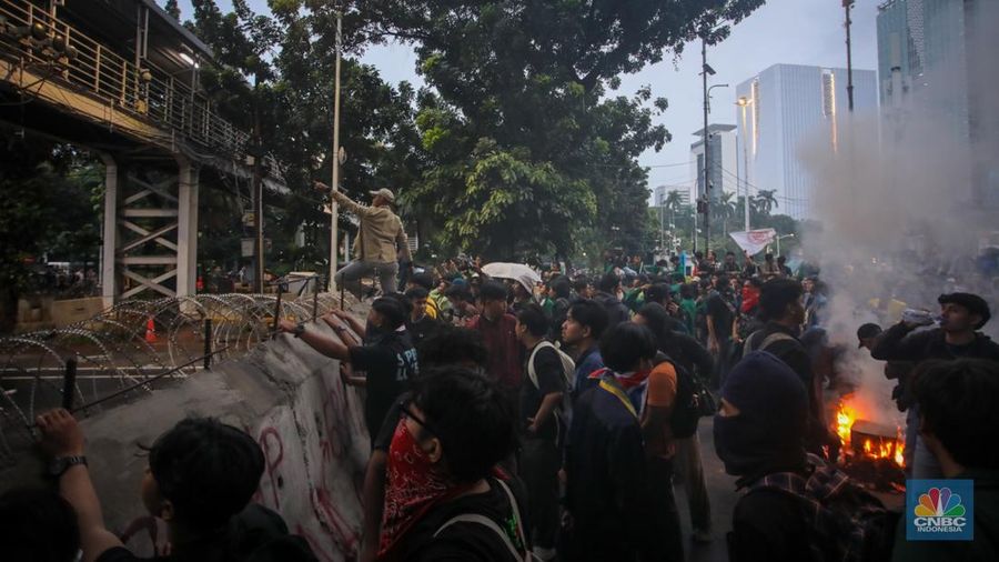 Mahasiswa membakar ban saat aksi unjuk rasa di kawasan Patung Kuda, Monas, Jakarta, Senin (17/2/2024). Demo mahasiswa bertajuk 'Indonesia Gelap' diwarnai aksi bakar ban hingga spanduk. Lautan mahasiswa demonstran Indonesia Gelap itu tertahan di Patung Kuda. (CNBC Indonesia/Faisal Rahman)