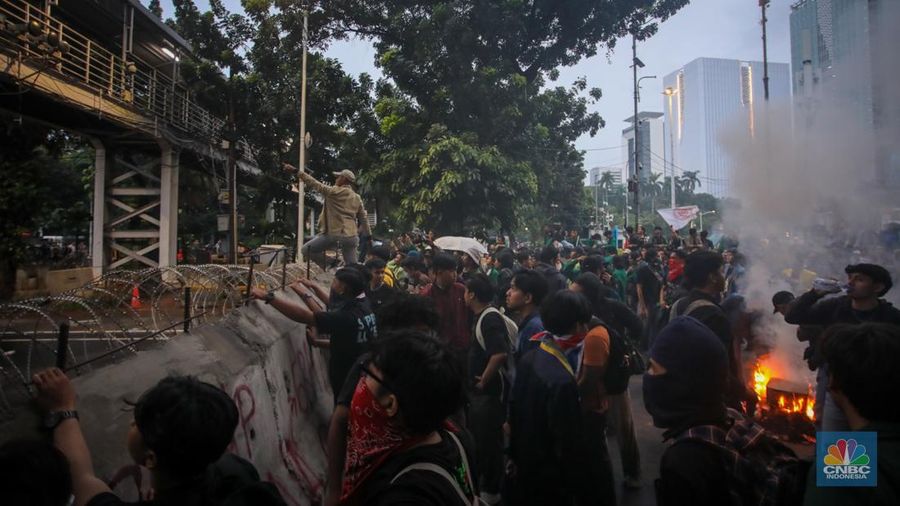 Mahasiswa membakar ban saat aksi unjuk rasa di kawasan Patung Kuda, Monas, Jakarta, Senin (17/2/2024). Demo mahasiswa bertajuk 'Indonesia Gelap' diwarnai aksi bakar ban hingga spanduk. Lautan mahasiswa demonstran Indonesia Gelap itu tertahan di Patung Kuda. (CNBC Indonesia/Faisal Rahman) Mahasiswa membakar ban saat aksi unjuk rasa di kawasan Patung Kuda, Monas, Jakarta, Senin (17/2/2024). Demo mahasiswa bertajuk 'Indonesia Gelap' diwarnai aksi bakar ban hingga spanduk. Lautan mahasiswa demonstran Indonesia Gelap itu tertahan di Patung Kuda. (CNBC Indonesia/Faisal Rahman)