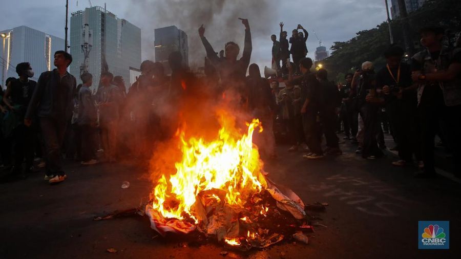 Mahasiswa membakar ban saat aksi unjuk rasa di kawasan Patung Kuda, Monas, Jakarta, Senin (17/2/2024). Demo mahasiswa bertajuk 'Indonesia Gelap' diwarnai aksi bakar ban hingga spanduk. Lautan mahasiswa demonstran Indonesia Gelap itu tertahan di Patung Kuda. (CNBC Indonesia/Faisal Rahman)