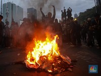 Demo di Patung Kuda! Potret Mahasiswa Bakar Ban-Panjat Barier Beton