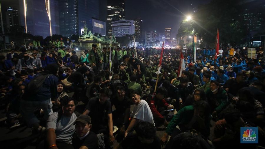 Mahasiswa membakar ban saat aksi unjuk rasa di kawasan Patung Kuda, Monas, Jakarta, Senin (17/2/2024). Demo mahasiswa bertajuk 'Indonesia Gelap' diwarnai aksi bakar ban hingga spanduk. Lautan mahasiswa demonstran Indonesia Gelap itu tertahan di Patung Kuda. (CNBC Indonesia/Faisal Rahman)