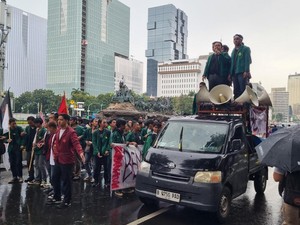 Massa BEM SI Aksi Indonesia Gelap Mulai Berdatangan ke Patung Kuda