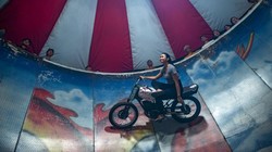 Melihat Aksi Berbahaya Joki Wanita Roda Gila