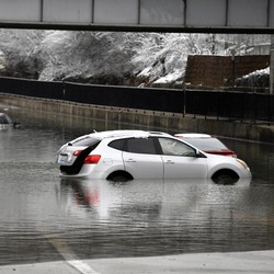 Mobil Terendam Banjir, Apa Perbaikannya Bisa Dicover Asuransi?