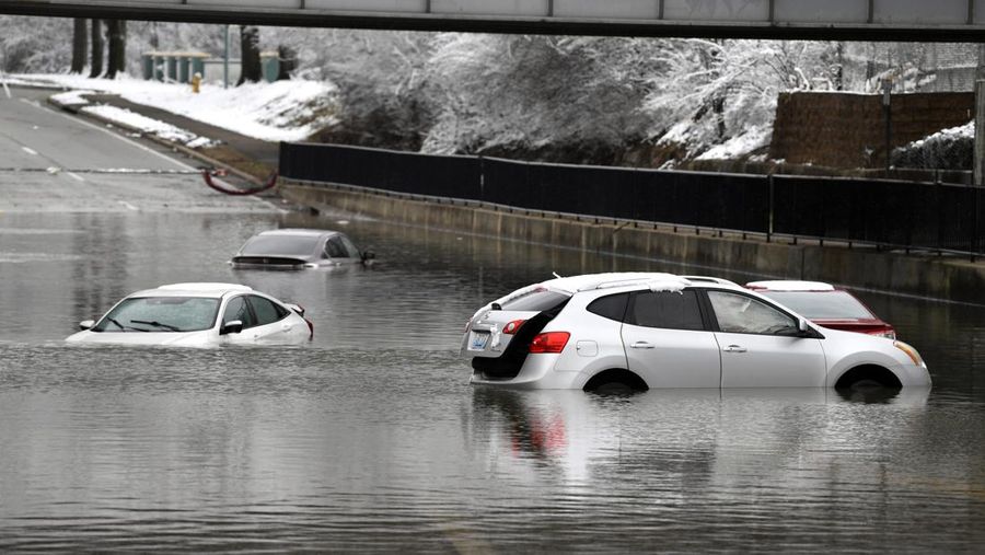 Mobil-mobil terendam banjir di terowongan kereta api di Louisville, Ky., Minggu, 16 Februari 2025. (AP Photo/Timothy D. Easley)