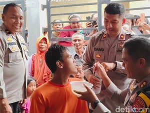 Momen Haru Kapolres Bebaskan Remaja ODGJ yang Dipasung di Gresik