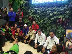Menaker-Wamenaker Duduk Lesehan Ajak Ngobrol Ojol yang Demo Tuntut THR