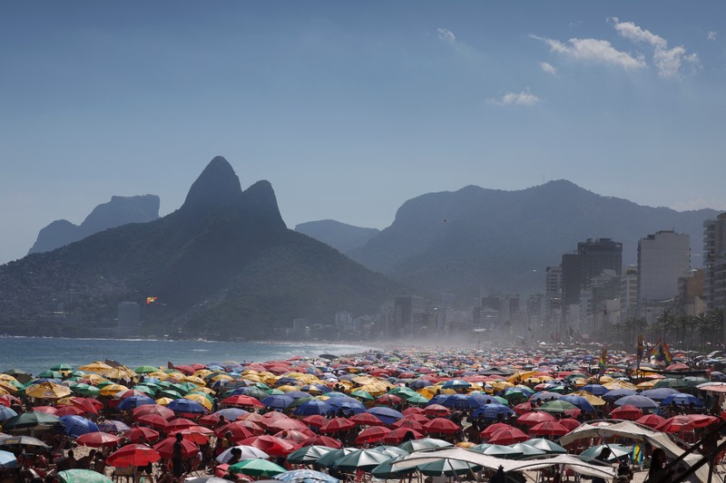 Pemandangan drone menunjukkan orang-orang menikmati pantai Macumba, selama gelombang panas di Rio de Janeiro, Brasil, 16 Februari 2025. (REUTERS/Ricardo Moraes)