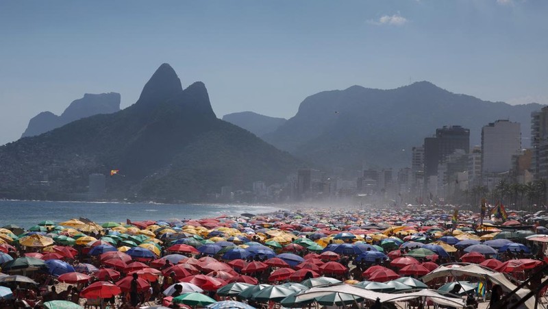Pemandangan drone menunjukkan orang-orang menikmati pantai Macumba, selama gelombang panas di Rio de Janeiro, Brasil, 16 Februari 2025. (REUTERS/Ricardo Moraes)