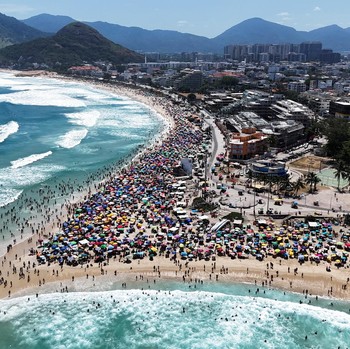 Potret Warga Penuhi Pantai, Selamatkan Diri dari Cuaca Panas Mendidih