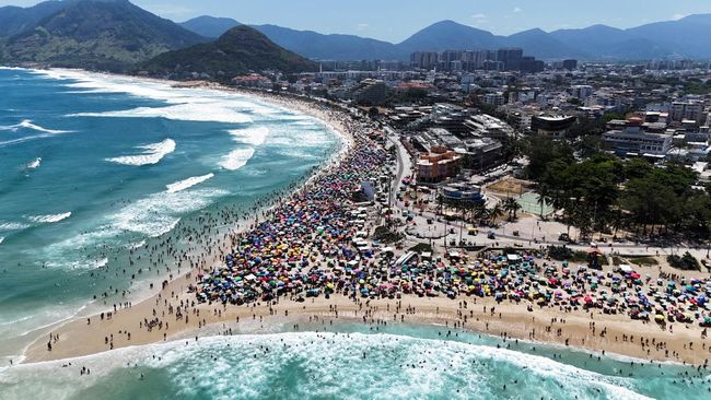 Potret Warga Penuhi Pantai, Selamatkan Diri dari Cuaca Panas Mendidih